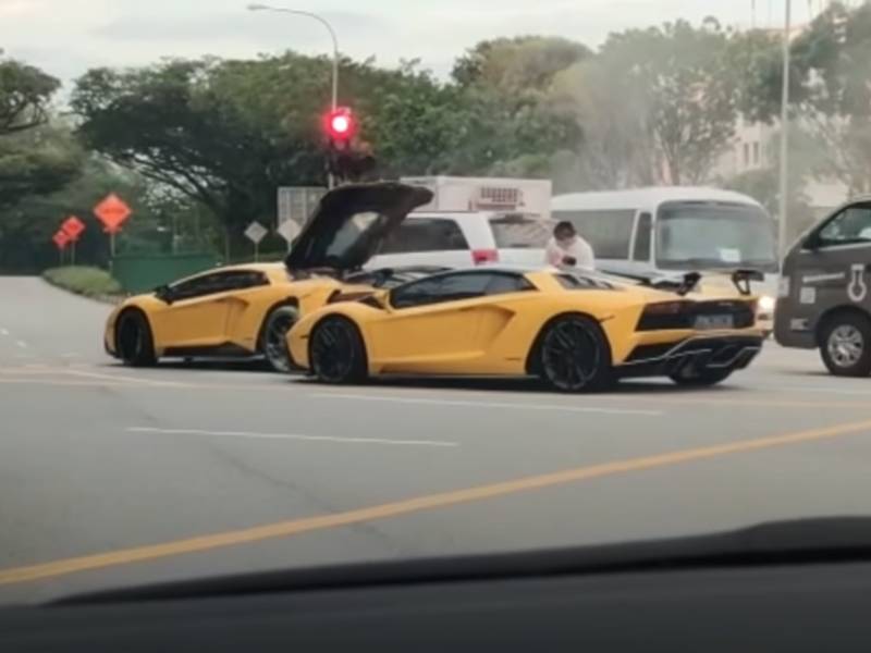 Orang ramai sempat merakamkan video kejadian di Sembawang, Singapura baru-baru ini.