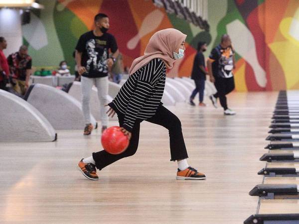 Pengunjung dilihat meluangkan masa beriadah dengan bermain boling selepas kebanyakan pusat boling telah mula beroperasi mulai 15 Jun lalu iaitu dalam tempoh Perintah Kawalan Pergerakan Pemulihan (PKPP) ketika tinjauan fotoBernama di pusat beli belah Wangsa Walk hari ini.