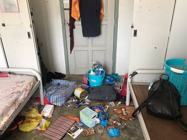 Keadaan bilik pelajar yang berselerak dipercayai dimasuki monyet.