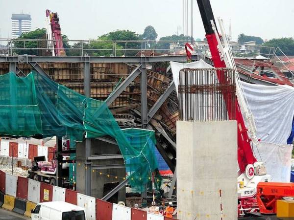 Kerangka besi yang dipasang bagi projek pembinaan Transit Aliran Ringan 3 (LRT3) di Jalan Meru, Klang runtuh dalam kejadian awal pagi tadi. - Foto Bernama