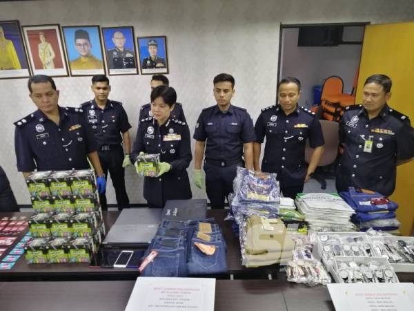 Nurulhuda menunjukkan barang rampasan susulan tertangkapnya Geng Pejal Koya di sekitar daerah Klang dan Gombak, baru-baru ini.