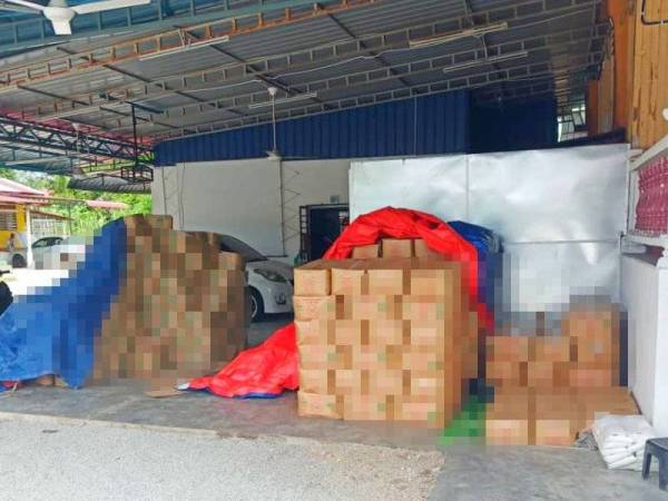 KPDNHEP Kelantan menyita 18,400 kg minyak masak bersubsidi di sebuah premis di Kampung Pondok Lubuk Tapah.
