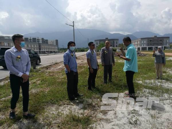 Ahmad Tarmizi (kanan) memberikan taklimat kepada Azwan (tiga dari kiri) mengenai lokasi tapak bazar ria yang mampu menempatkan sehingga 500 peniaga.