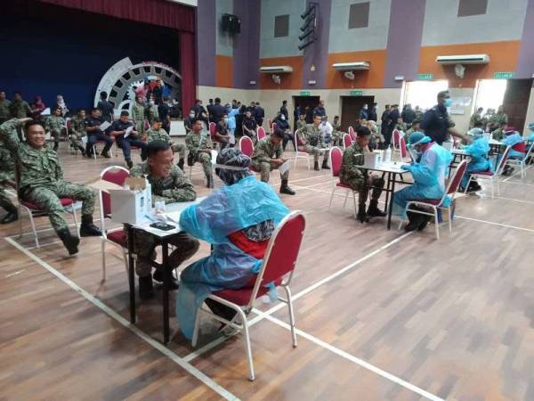 Seramai 340 petugas yang terlibat dalam penugasan PKP secara pentadbiran di daerah Kuala Langat disaring hari ini.