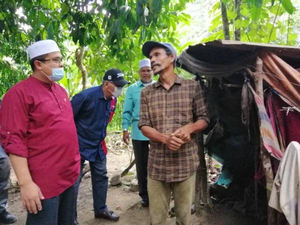 Kunjungan Mohd Akmal hari ini memberi sinar baharu buat Che Hat yang akan berpindah ke kediaman lebih selesa.