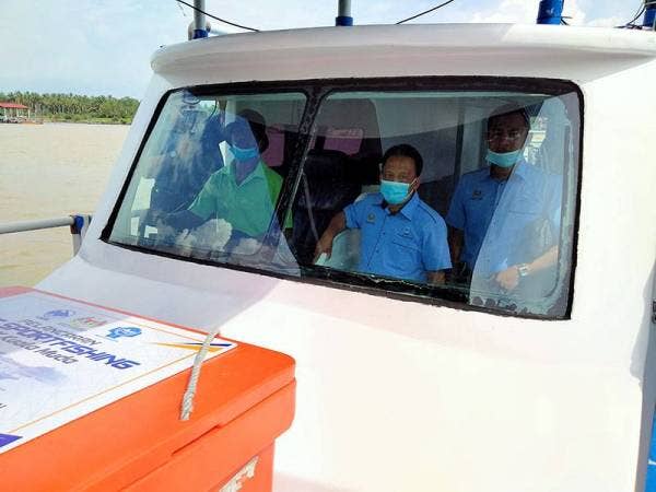 Raja Khalid (tengah) ketika pelancaran Bot Sportfishing Persatuan Nelayan Kawasan Kuala Muda Kedah.