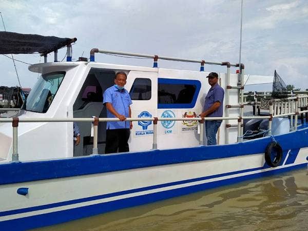 Raja Khalid (kiri) dan Pengerusi PNK Kuala Muda Kedah, Mohamad Kamal Abidin ketika pelancaran Bot Sportfishing.
