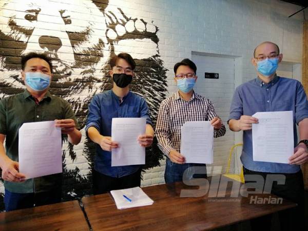 Yat Fong (kanan) bersama pengusaha pusat hiburan keluarga menunjukkan memorandum SOP yang dihantar kepada MITI dan KKM.