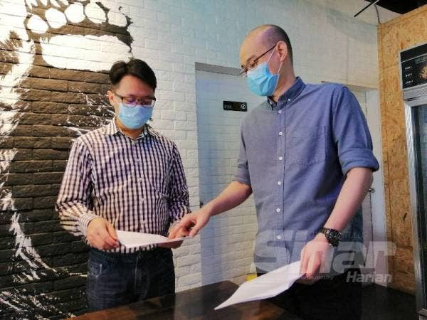 Yat Fong (kanan) pada sidang media hari ini. 