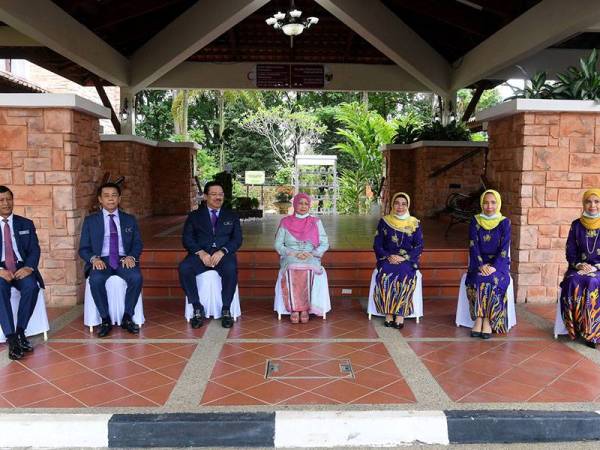 Isteri Perdana Menteri, yang juga Penaung Persatuan Suri dan Anggota Wanita Perkhidmatan Awam Malaysia (PUSPANITA), Puan Sri Noorainee Abdul Rahman (tengah) bergambar kenangan pada Majlis Aspirasi PUSPANITA di Dewan Seri Endon, Puspanitapuri hari ini.