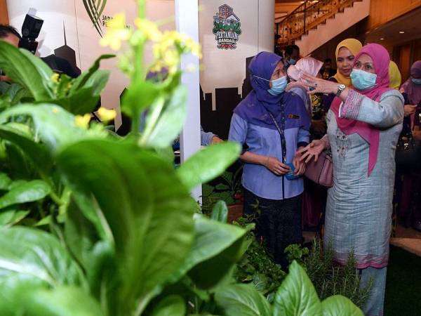 Isteri Perdana Menteri, yang juga Penaung Persatuan Suri dan Anggota Wanita Perkhidmatan Awam Malaysia (PUSPANITA), Puan Sri Noorainee Abdul Rahman (kanan) melawat ruang pameran pada Majlis Aspirasi PUSPANITA di Dewan Seri Endon, Puspanitapuri hari ini.