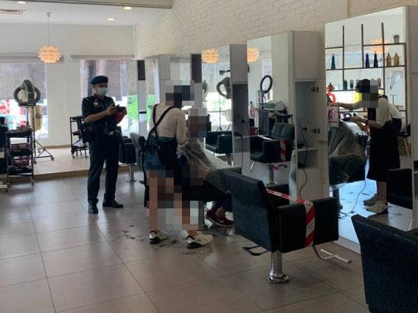 Anggota penguatkuasa KPDNHEP WPKL giat melakukan pemantauan terhadap pengusaha kedai gunting rambut.