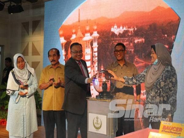 Ahmad Faizal (dua dari kanan) menyempurnakan perasmian Travel Vouchers #TravelPerakLah Pasca Covid-19 di Kellie's Castle Batu Gajah di sini hari ini.