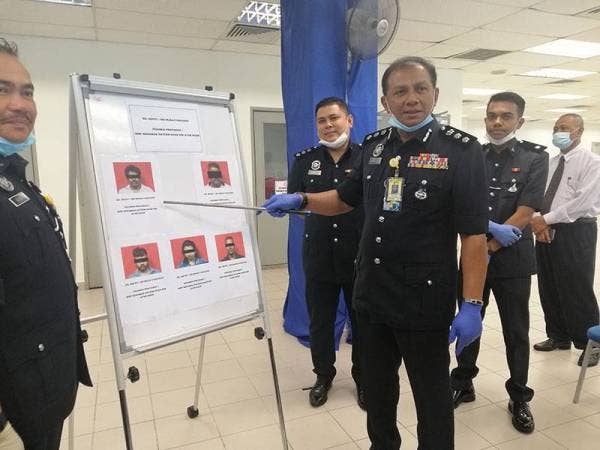 Baharudin menunjukkan lima individu yang diberkas dipercayai terlibat dalam sindiket pemalsuan dokumen saringan ujian Covid-19.