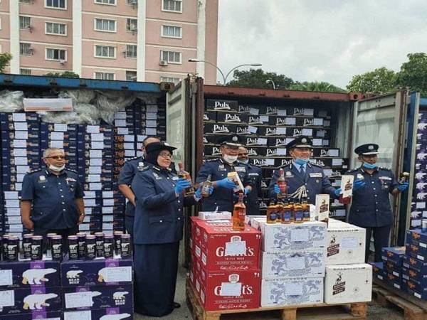 Pihak kastam melakukan rampasan kesemua arak berkenaan yang dianggar bernilai RM2.6 juta melibatkan kuantiti rampasan sebanyak 165,000 liter minuman keras.- Foto Bernama
