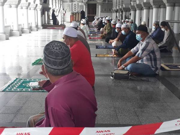 Seramai 80 jemaah yang hadir solat Jumaat di Masjid Zahir hari ini mengikut SOP yang telah ditetapkan.