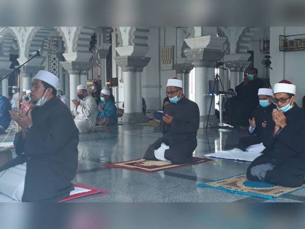 Imam Besar Masjid Zahir, Datuk Syeikh Roslan Abdul Halim (kiri) membaca doa selepas mengimamkan solat Jumaat pada hari ini.
