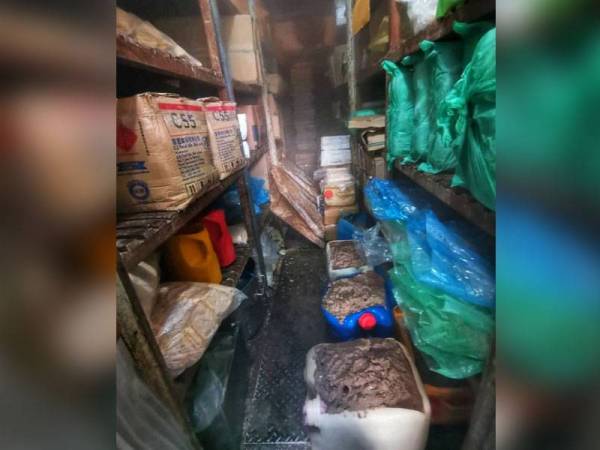 Bahan mentah diletak di lantai dan dibiarkan terdedah.