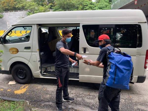 Pemuda ditemui dI Jalan Duta telah berjalan kaki dari Selayang untuk ke KLIA. - Foto Facebook Chee Heng 