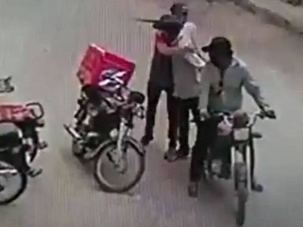 Pencuri berpelukan dengan mangsa selepas pulangkan barang berharga kepadanya. - Foto India Today