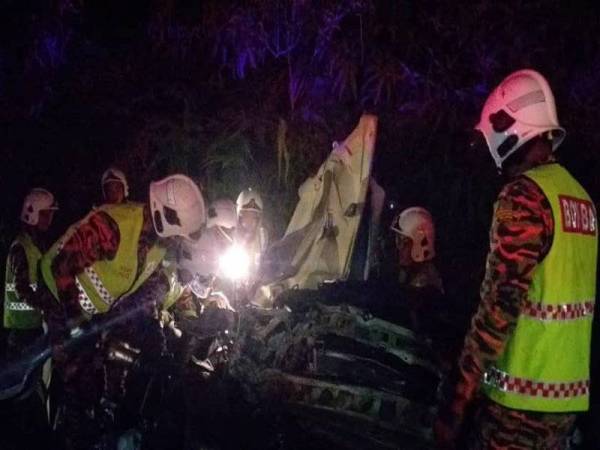 Pasukan bomba menjalankan operasi bagi mengeluarkan mangsa yang tersepit dalam Toyota Vios yang dinaiki empat sekeluarga berkenaan. Foto: JBPM Perak