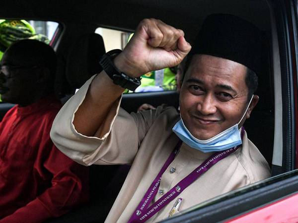 Calon Bebas bagi Pilihan Raya Kecil (PRK) Dewan Undangan Negeri (DUN) Chini Mohd Shukri Mohd Ramli ketika tiba di pusat penamaan calon di Institut Kemahiran Belia Negara di sini hari ini.