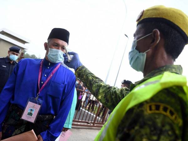 Calon Barisan Nasional (BN) bagi Pilihan Raya Kecil (PRK) Dewan Undangan Negeri (DUN) Chini Mohd Sharim Md Zain ketika tiba di pusat penamaan calon di Institut Kemahiran Belia Negara di sini hari ini. - Foto Bernama