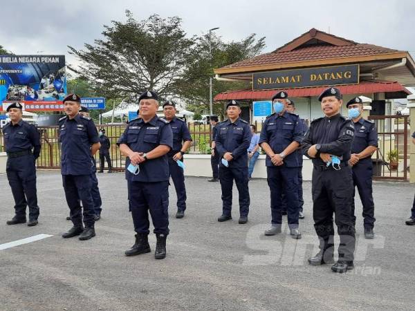 Abd Jalil ( tengah) bersama pegawai dan anggota polis yang terlibat sepanjang PRK Chini hari ini.