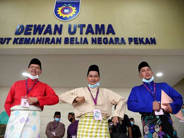 Calon yang akan bertanding pada Pilihan Raya Kecil (PRK) Chini (dari kanan) calon Barisan Nasional (BN) Mohd Sharim Md Zain, 41, dan dua calon Bebas Mohd Shukri Mohd Ramli,49 dan Tengku Datuk Zainul Hisham Tengku Hussin, 64, menyentuh siku antara satu sama lain bagi mengantikan salam ketika hadir menghantar borang pencalonan di Institut Kemahiran Belia Negara (IKBN) Pekan di hari ini.