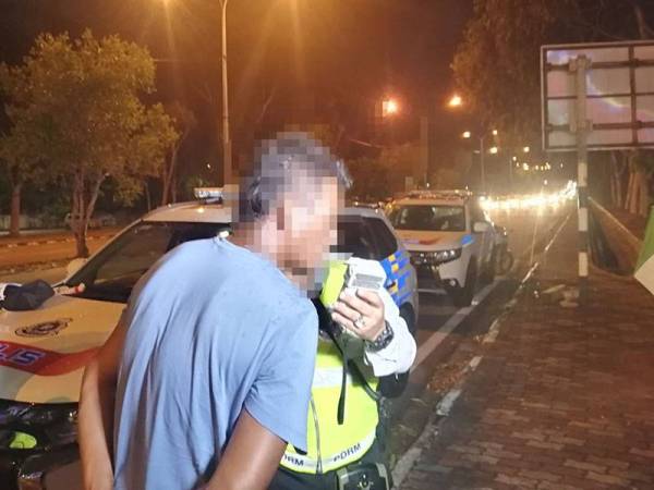 Penunggang motosikal berusia 37 tahun diuji saringan alkohol menggunakan alat bacaan alkohol sebelum mendapati, paras alkohol dalam badannya mencecah 245 miligram.