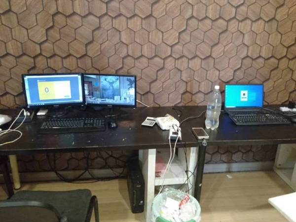 Antara komputer riba yang dirampas dalam Ops Dadu di sebuah kondominium di Puchong, Selangor semalam.