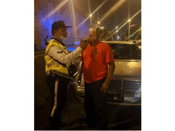 Polis menjalankan Op Alkohol di sekitar daerah Petaling Jaya, malam tadi.