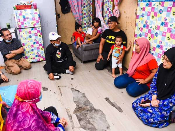 Mohamad Taufek (dua dari kanan) melawat Nurul Ashafiqah (dua dari kanan) di rumahnya.