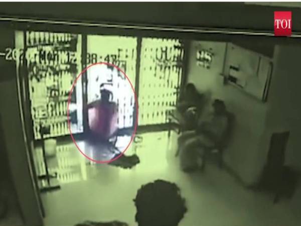 Mangsa merempuh pintu kaca sebuah bank. - Foto TOI