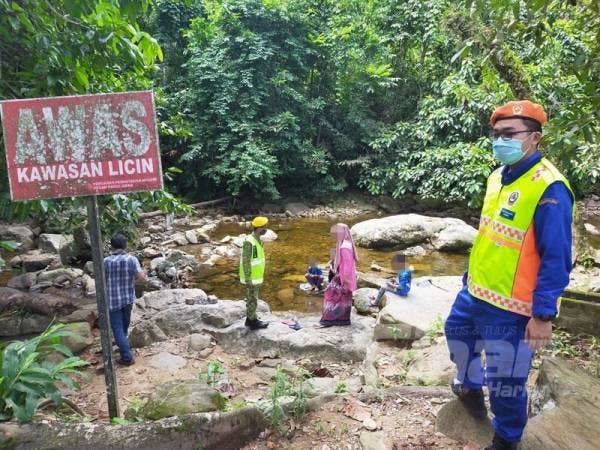 Beberapa penguatkuasa menjalankan tugas masing-masing agar pengunjung segera beredar dari kawasan terbabit.