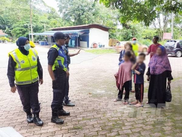 Pasukan penguatkuasaan memberi nasihat kepada pengunjung yang datang dan mengarahkan mereka segera pulang.