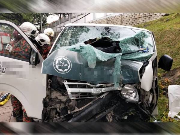 Kerosakan bahagian depan van selepas terbabas sebelum melanggar pokok di Jalan Syed Putra hari ini.