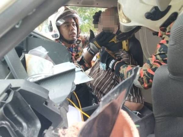 Pasukan penyelamat menenangkan warga emas yang tersepit di bahagian pemandu selepas van dipandunya terbabas di Jalan Syed Putra hari ini.