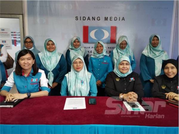 Junaida (dua dari kiri) dan Sandrea (kiri) bersama kepimpinan Wanita Keadilan Perak adakan sidang media menggesa Tun M memberi laluan kepada Anwar untuk dilantik sebagai Perdana Menteri.