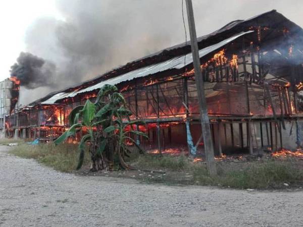 Reban ayam di Kampung Banggol Sidam Kiri terbakar.