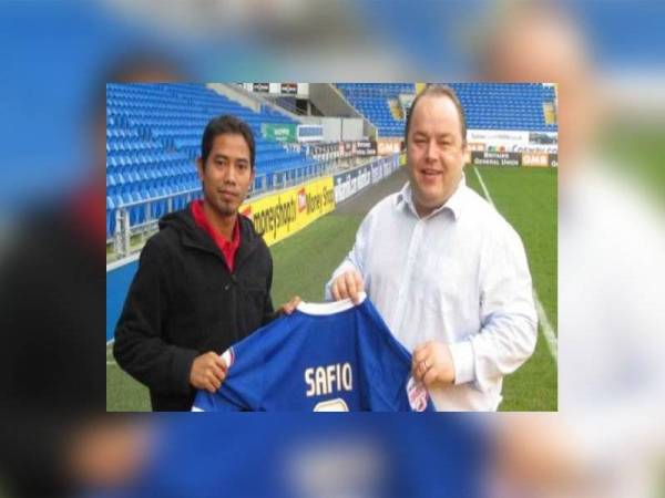Safiq pernah menjalani ujian pemilihan bersama kelab Cardiff City.