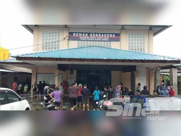 Mangsa banjir yang terdapat di PPS Dewan Serbaguna Kampung Parit Pasir.