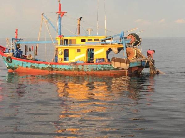 Ketiga-tiga bot ditahan didapati melakukan kesalahan menangkap ikan di bawah 12 batu nautika.