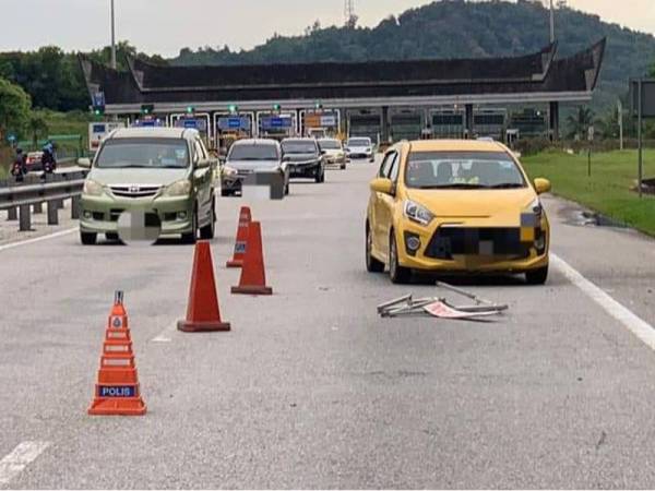 Perodua Axia dipandu mangsa merempuh papan sekatan jalan raya. - Facebook Ibu Pejabat Polis Daerah Seremban.