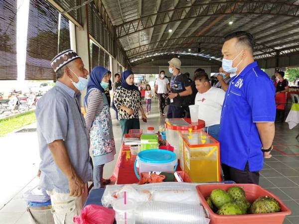 Mohd Shahrim menemui peniaga di pasar tani kekal bandar DARA, Chini, pagi tadi.