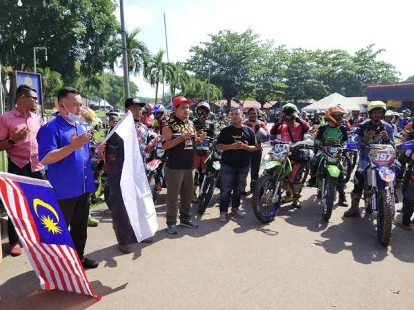 Mohd Shahrim menyempurnakan pelepasan acara sukan motosikal lasak anjarun Kelab Motocross Chini