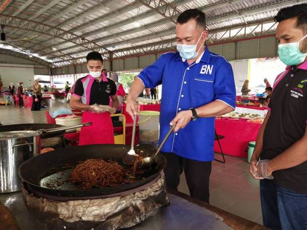 Mohd mencuba menyediakan mee goreng di gerai milik peniaga di pasar tani kekal bandar DARA,Chini, pagi tadi