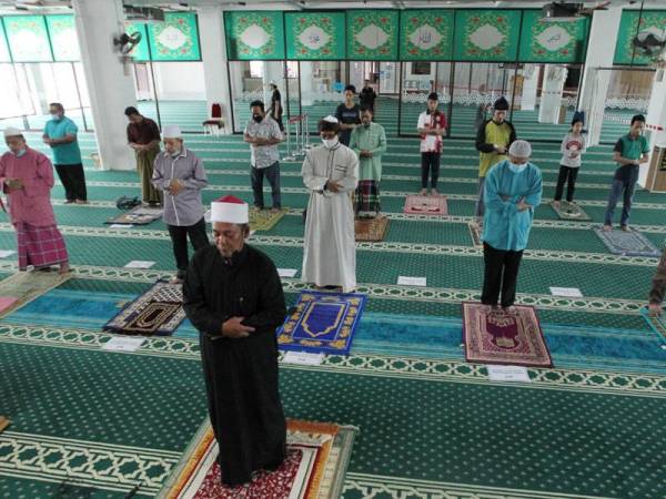 Kira-kira 30 jemaah berpeluang menunaikan solat sunat gerhana matahari di Masjid Negeri hari ini dengan pematuhan penjarakkan sosial.