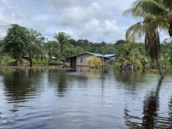 Keadaan banjir di Kampung Parit Pulai, Parit Sulong, di sini, setelah hujan lebat yang bermula sekitar 5 pagi semalam. FOTO: BERNAMA