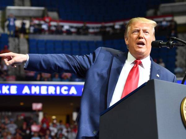 Trump ketika berucap di Bank of Oklahoma Center di Tulsa dengan berlatarbelakangkan kawasan dalam arena yang kosong. - FOTO: AFP